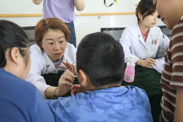 醫(yī)護(hù)人員為孩子進(jìn)行口腔疾病篩查1_愛奇藝.jpg